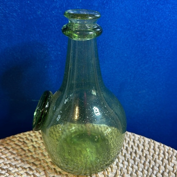 Jamestown Handblown Glass Reproduction Green Onion Bottle Seal with J & 2 Stars - Picture 3 of 6